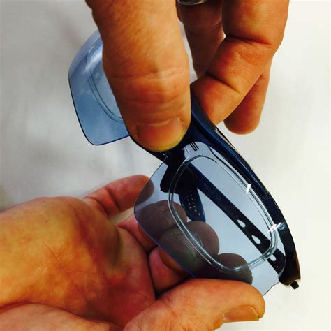 Change lenses in glasses - Summary. Transition or photochromic lenses are light-intelligent lenses that protect the eyes against the sun’s harmful ultraviolet (UV) rays. Transition lenses darken when exposed to UV rays and lighten when indoors. These lenses are an excellent option for those who want the convenience of using the same …
